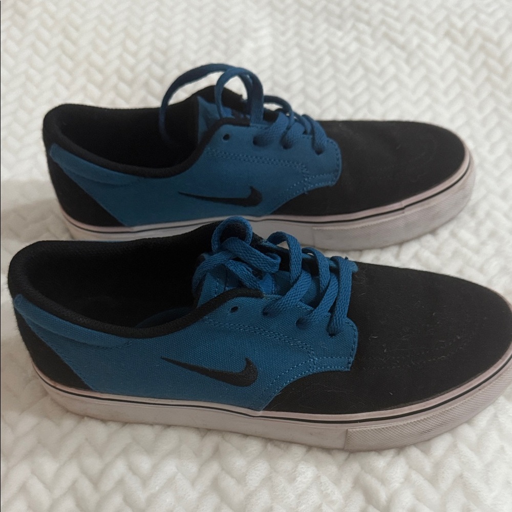 Nike Men's Black and Blue Casual Sneakers